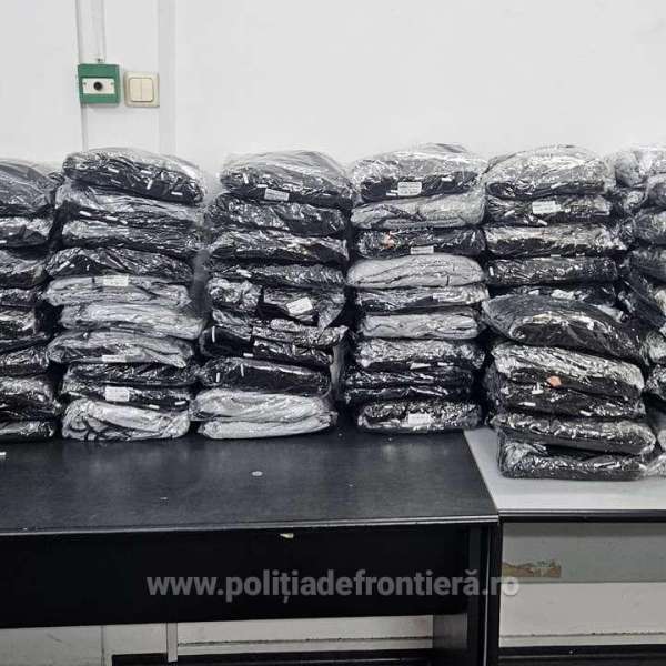 Peste 1.300 de produse susceptibile a fi contrafăcute descoperite de polițiștii de frontieră într-un autocar