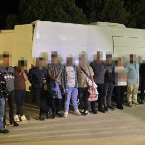 Cincisprezece migranți descoperiți ascunși într-un microbuz care transporta legume