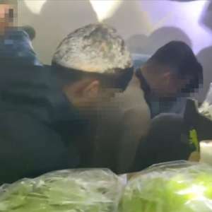 Cincisprezece migranți descoperiți ascunși într-un microbuz care transporta legume