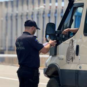 La frontieră cu documentul altei persoane