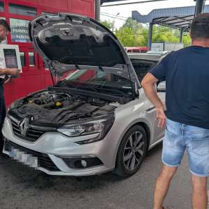 Belgian tras pe dreapta cu o semiremorcă „fantomă”