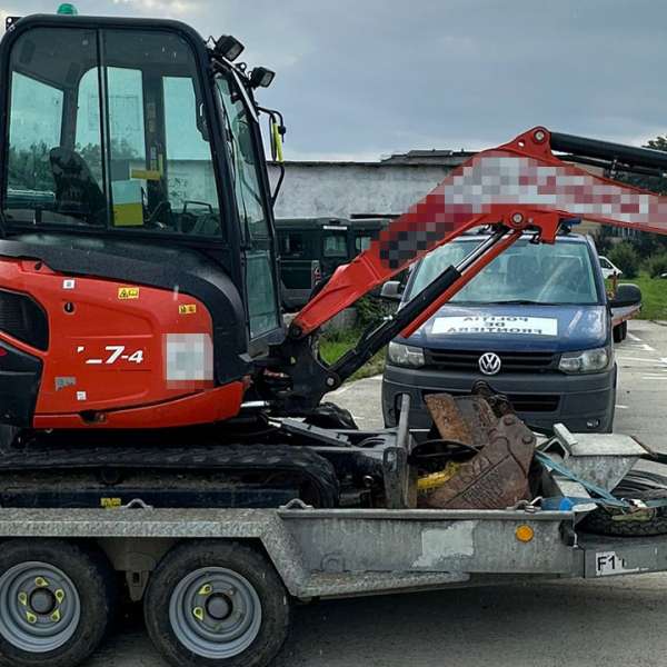 Trailer și utilaj, ambele căutate de autoritățile din Austria, descoperite de polițiștii de frontieră maramureșeni