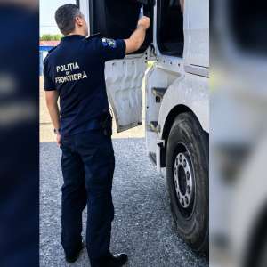 Conducător auto profesionist depistat la volanul unui automarfar, deşi nu avea acest drept