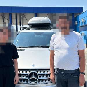 O femeie din Turcia ascunsă în portbagajul unui autoturism, sub o pătură, depistată la Calafat