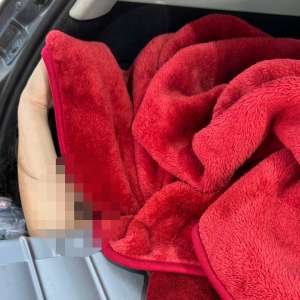 O femeie din Turcia ascunsă în portbagajul unui autoturism, sub o pătură, depistată la Calafat