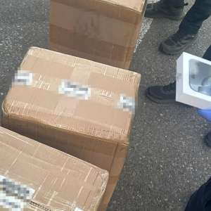 Telefoane mobile susceptibile a fi contrafăcute, în valoare de peste trei milioane de lei, descoperite de polițiștii de frontieră