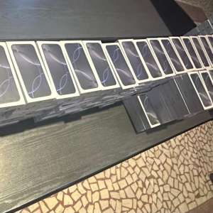 Telefoane mobile susceptibile a fi contrafăcute, în valoare de peste trei milioane de lei, descoperite de polițiștii de frontieră