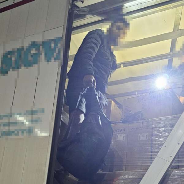 Cetățean turc descoperit ascuns într-un autocamion, în urma unui control efectuat la frontiera cu Bulgaria