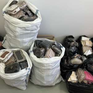 Sute de genți susceptibile a fi contrafăcute, în valoare de aproximativ 170.000 de lei, confiscate de poliţiştii de frontieră la Mangalia