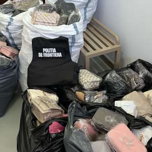 Sute de genți susceptibile a fi contrafăcute, în valoare de aproximativ 170.000 de lei, confiscate de poliţiştii de frontieră la Mangalia