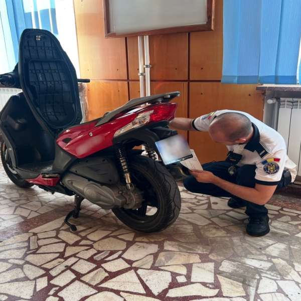 Motoscuter furat din Spania, descoperit la Albiţa