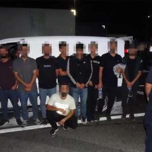 Zece migranți depistați într-un microbuz