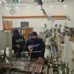 Fabrică de țigări clandestină descoperită de polițiștii de frontieră