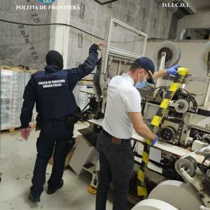 Fabrică de țigări clandestină descoperită de polițiștii de frontieră