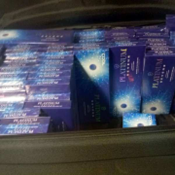 Aproximativ 2.700 pachete cu ţigări, ascunse în bagajele a doi cetăţeni români, descoperite pe Aeroportul Otopeni