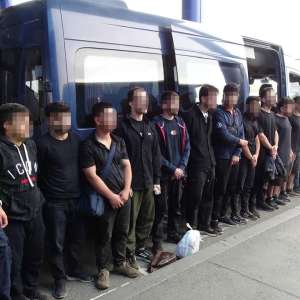 Tentativă de trecere ilegală a frontierei, oprită la Calafat - 17 migranți depistați și un șofer slovac