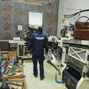 Nouă inculpați care făceau parte din grupul infracțional organizat specializat în fabricarea ilegală a țigărilor, reținuți