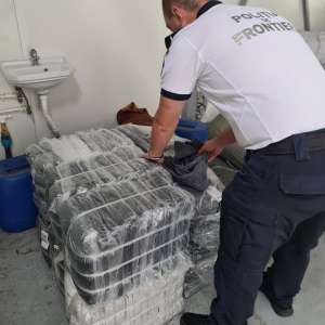 Bunuri în valoare de peste 1 milion de euro, susceptibile a fi contrafăcute, descoperite de poliţiştii de frontieră din cadrul Gărzii de Coastă