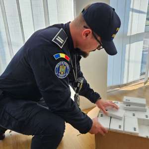 Telefoane, în valoare de 700.000 lei, ascunse în pereții laterali ai unui microbuz, descoperite la Vicovu de Sus