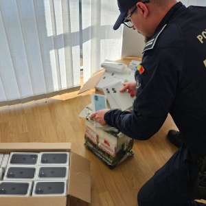 Telefoane, în valoare de 700.000 lei, ascunse în pereții laterali ai unui microbuz, descoperite la Vicovu de Sus