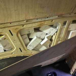 Telefoane, în valoare de 700.000 lei, ascunse în pereții laterali ai unui microbuz, descoperite la Vicovu de Sus