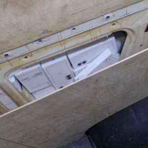 Telefoane, în valoare de 700.000 lei, ascunse în pereții laterali ai unui microbuz, descoperite la Vicovu de Sus