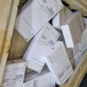 Telefoane, în valoare de 700.000 lei, ascunse în pereții laterali ai unui microbuz, descoperite la Vicovu de Sus