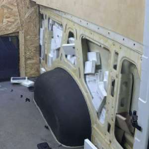 Telefoane, în valoare de 700.000 lei, ascunse în pereții laterali ai unui microbuz, descoperite la Vicovu de Sus