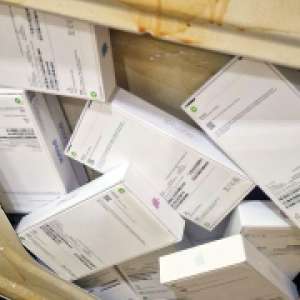 Telefoane, în valoare de 700.000 lei, ascunse în pereții laterali ai unui microbuz, descoperite la Vicovu de Sus