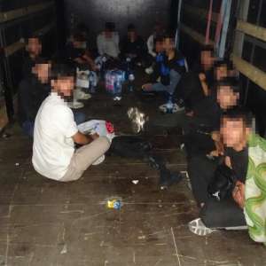 Tentativă de trecere ilegală a frontierei, oprită la Calafat - 14 migranți depistați într-un automarfar