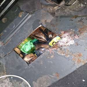 Bunuri de contrabandă ascunse în podeaua unui autoturism