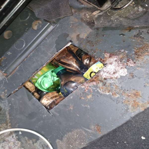 Bunuri de contrabandă ascunse în podeaua unui autoturism