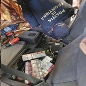 Bunuri de contrabandă ascunse în podeaua unui autoturism