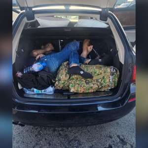 Un bărbat arestat preventiv după ce a încercat să introducă ilegal în România cinci migranți ascunși într-un autoturism