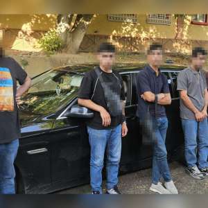 Un bărbat arestat preventiv după ce a încercat să introducă ilegal în România cinci migranți ascunși într-un autoturism