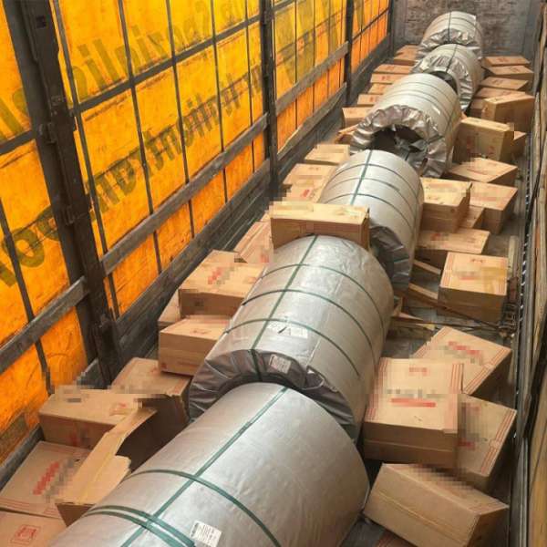Aproximativ 480.000 de țigarete, în valoare de jumătate de milion de lei, descoperite de polițiștii de frontieră constănțeni ascunse într-un camion