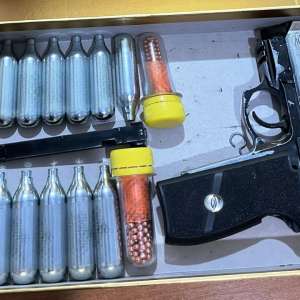 Armă neletală și munițiile aferente ascunse într-o cutie de parfum descoperite în PTF Oancea