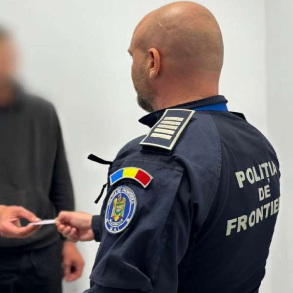 Permis de conducere fals, descoperit de polițiștii de frontieră din cadrul Punctului de Trecere a Frontierei Aeroport Iași