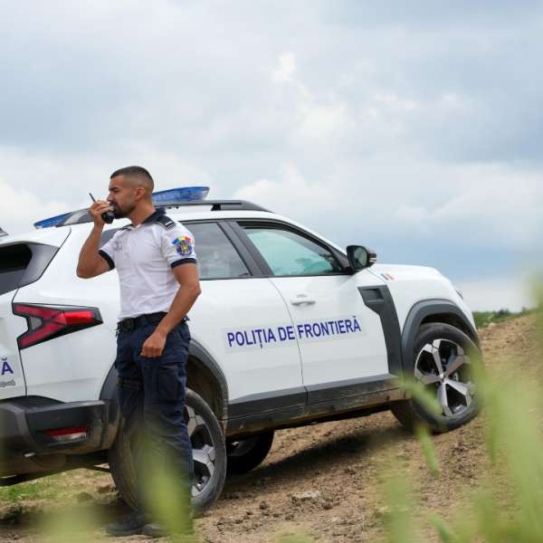 Doi cetățeni români depistați de polițiștii de frontieră fără drept de a conduce autovehicule pe drumurile publice