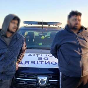 Două persoane reținute de polițiștii de frontieră, după ce au intrat ilegal în țară, ascunse în remorca unui tir
