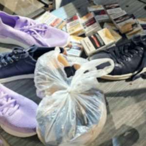 Ţigări de contrabandă ascunse în încălțăminte