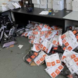 Produse susceptibile a fi contrafăcute, în valoare de peste 400.000 de lei, depistate de polițiștii de frontieră giurgiuveni