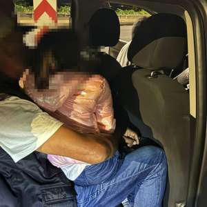 Un bărbat, arestat preventiv după ce a încercat să introducă ilegal în România șase migranți