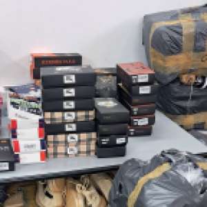 Produse susceptibile a fi contrafăcute, în valoare de peste 700.000 de lei, depistate de polițiștii de frontieră giurgiuveni