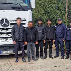 Nouă irakieni descoperiți ascunși în rezervoarele modificate a trei camioane. Unul dintre șoferi a oferit unui polițist de frontieră mită 480 euro