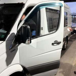 Carte de identitate falsă ascunsă, descoperită la controlul de frontieră