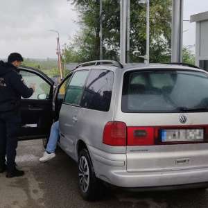 Prins cu falsuri la frontieră: poliță de asigurare și ITP contrafăcute, descoperite la Rădăuți Prut