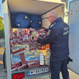 Peste 150.000 de țigarete ascunse într-o remorcă, în spatele unui perete dublu, descoperite în PTF Valcani