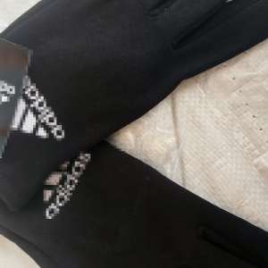 Articole de sezon susceptibile a fi contrafăcute, în valoare de aproximativ 1,4 milioane lei, confiscate de poliţiştii de frontieră din cadrul Gărzii de Coastă