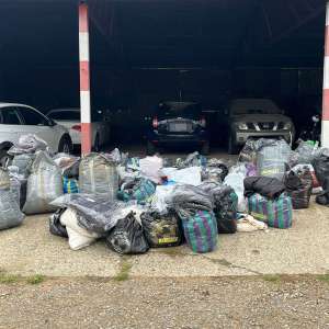 Polițiștii de frontieră au descoperit o autoutilitară plină cu haine fără acte